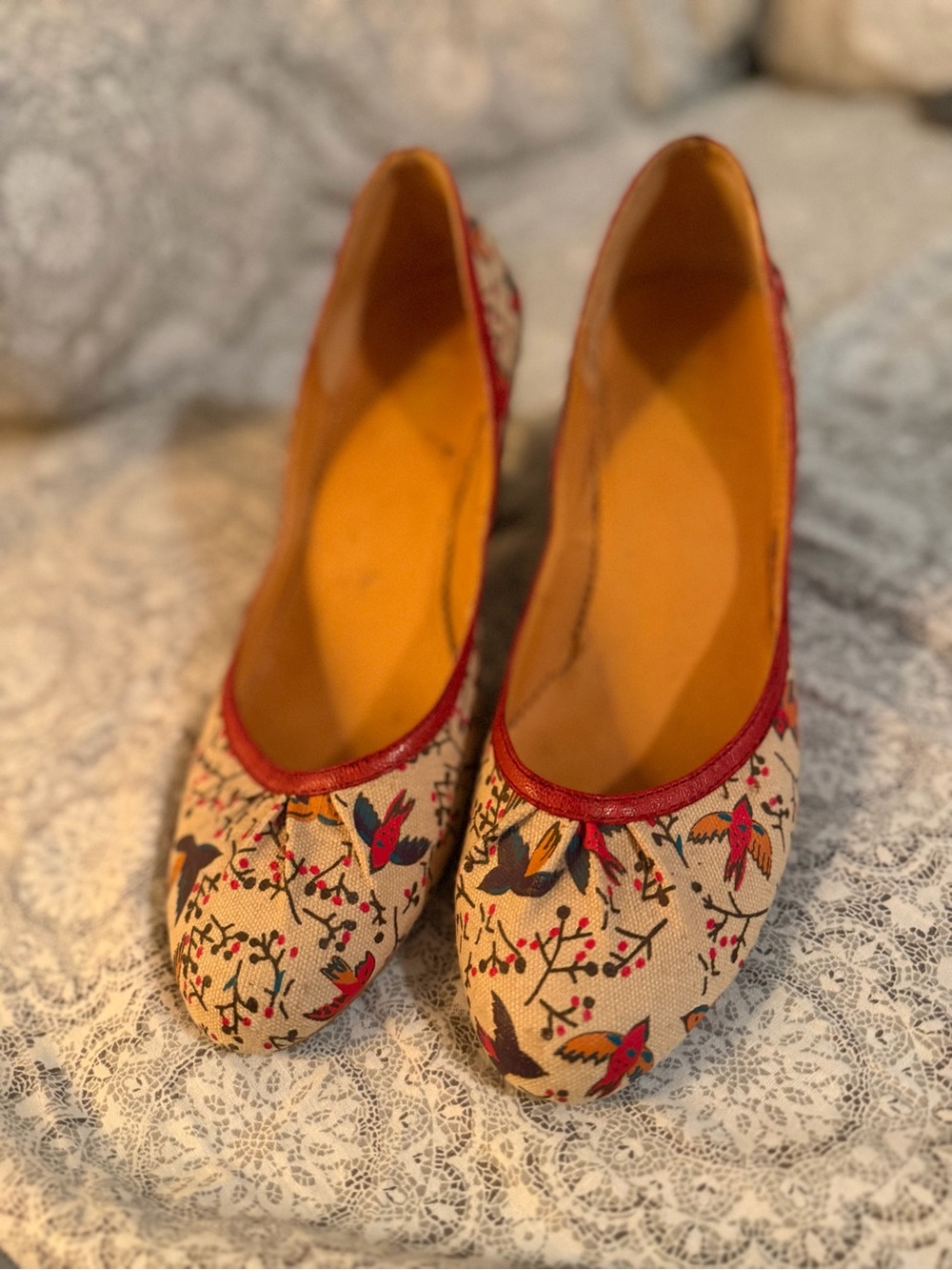 Floral Bird Print Canvas heels in Beige and Red Trim